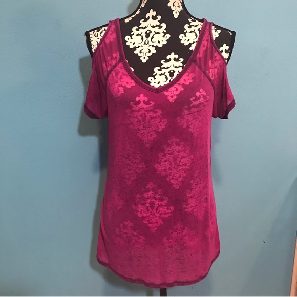 FREE Maurices Fuchsia Off Shoulder Short Sleeve T-Shirt GUC Burnout Small Basic - Picture 1 of 12